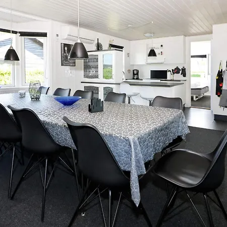 12 Person In Hadsund-by Traum