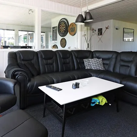 Five-Bedroom Holiday home in Hadsund 1 Vakantiehuis *